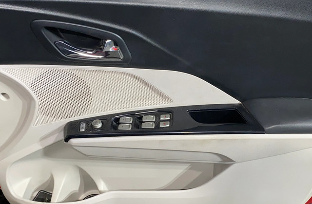 Second-hand 2022 Mahindra XUV300 W8 BSVI for sale in Howrah-17