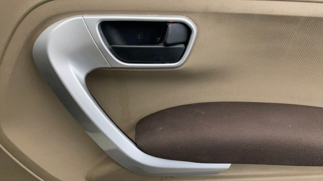 Second-hand 2017 Mahindra TUV 300 T8 for sale in Lucknow-17