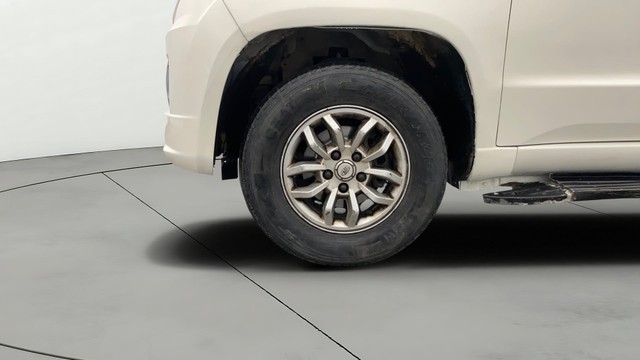 Second-hand 2017 Mahindra TUV 300 T8 for sale in Lucknow-25