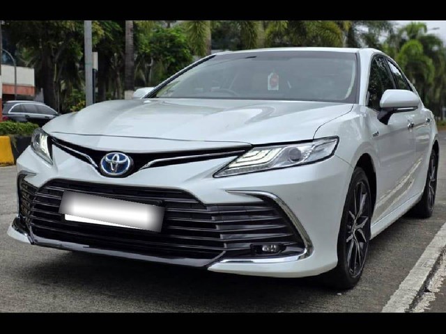 Second-hand 2022 Toyota Camry Hybrid 2.5 for sale in Mumbai-4