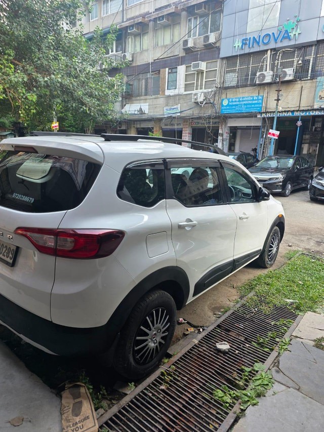 Second-hand 2023 Renault Triber RXT BSVI for sale in New Delhi-3