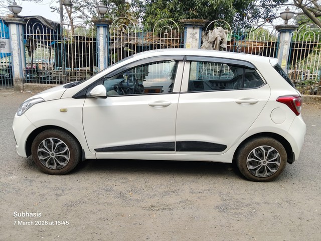 Second-hand 2015 Hyundai Grand i10 CRDi Magna for sale in Kolkata-6