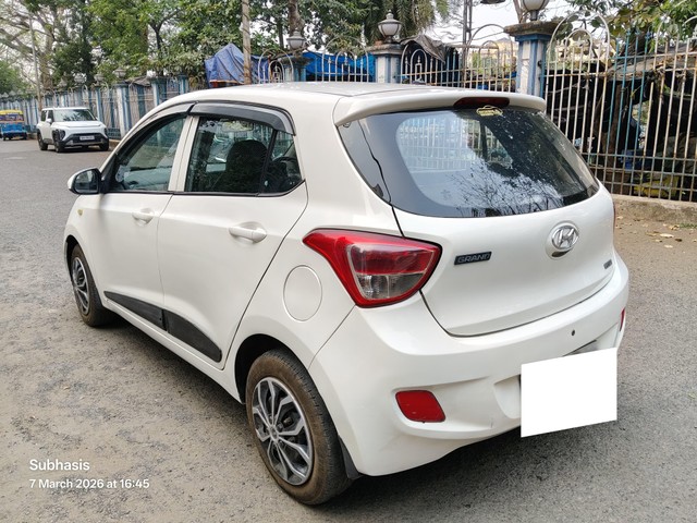 Second-hand 2015 Hyundai Grand i10 CRDi Magna for sale in Kolkata-8