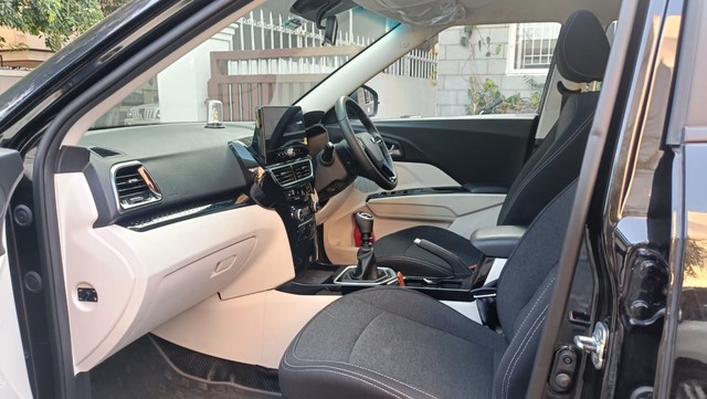 Mahindra XUV 3XO AX5 Diesel Second-hand 2025 Mahindra XUV 3XO AX5 Diesel for sale in Coimbatore-14