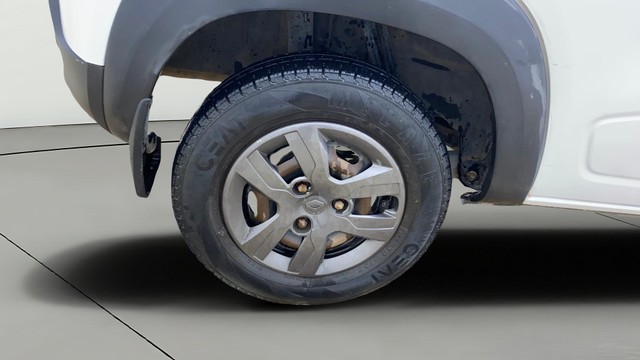 Second-hand 2018 Renault KWID 1.0 RXT for sale in Ahmedabad-24