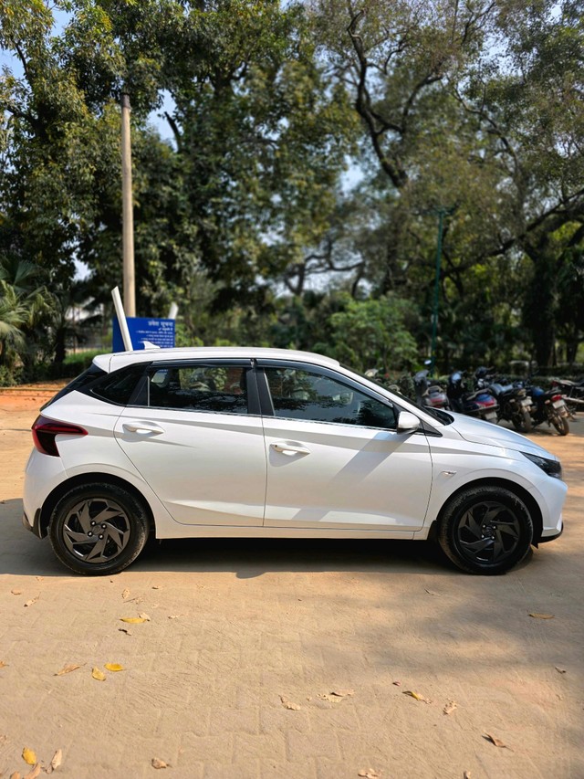 Second-hand 2023 Hyundai i20 Magna for sale in New Delhi-1