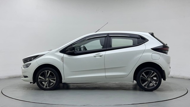 Second-hand 2021 Tata Altroz XZ Diesel for sale in New Delhi-6