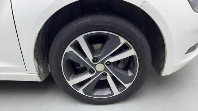 Second-hand 2021 Tata Altroz XZ Diesel for sale in New Delhi-17