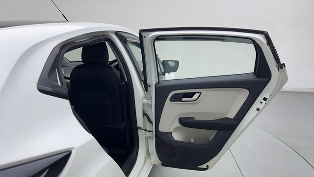 Second-hand 2021 Tata Altroz XZ Diesel for sale in New Delhi-32