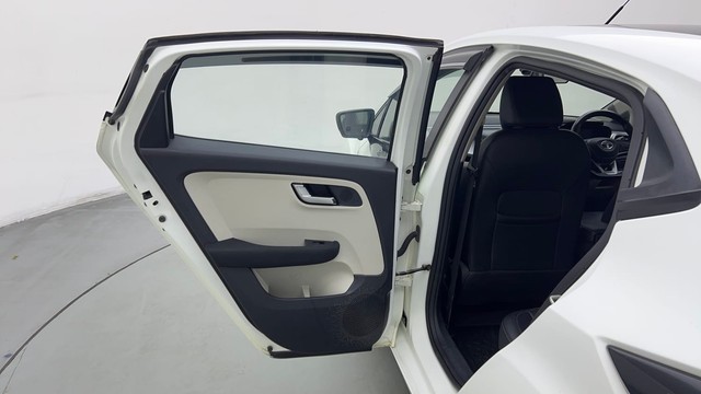 Second-hand 2021 Tata Altroz XZ Diesel for sale in New Delhi-23