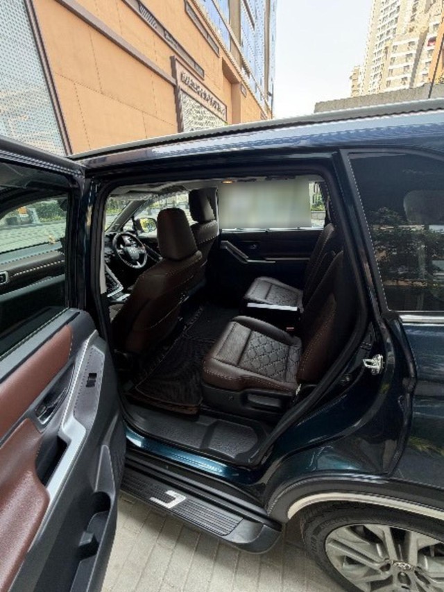 Second-hand 2025 Toyota Innova Hycross ZX Hybrid for sale in Pune-17