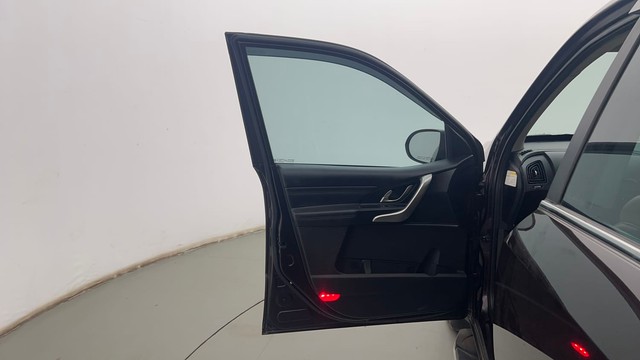Second-hand 2018 Mahindra XUV500 W11 AT BSIV for sale in Kolkata-35