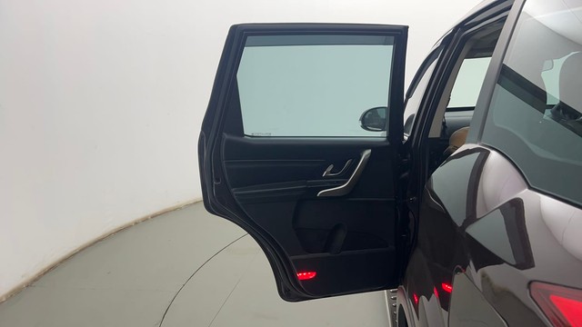 Second-hand 2018 Mahindra XUV500 W11 AT BSIV for sale in Kolkata-31