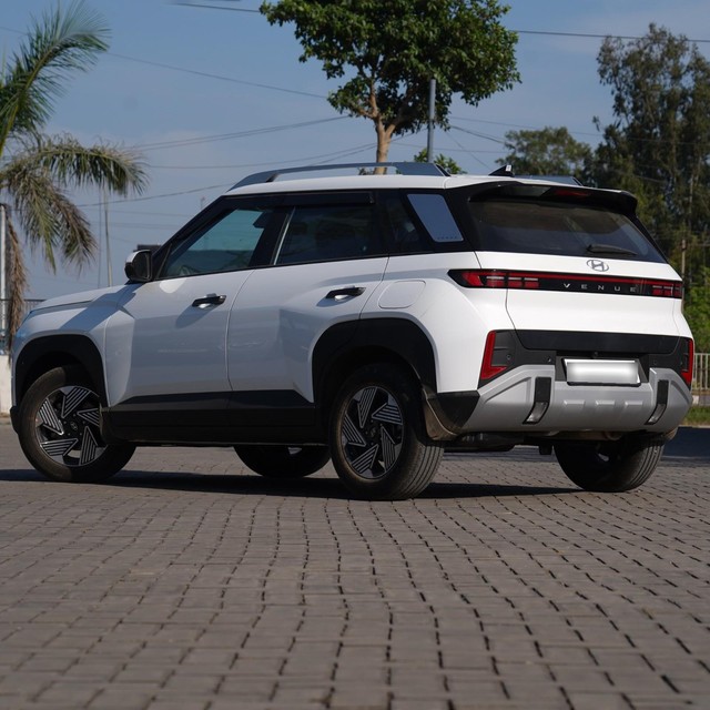 Second-hand 2025 Hyundai Venue HX 10 Diesel AT for sale in Karnal-4