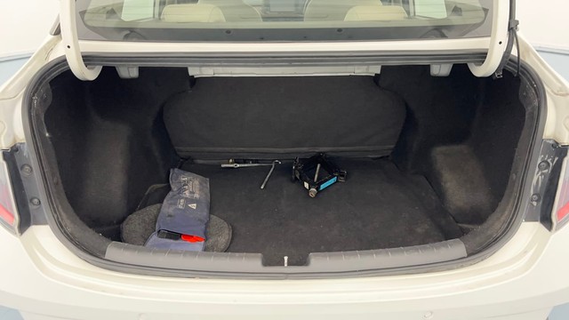 Second-hand 2020 Hyundai Aura SX Plus AMT Diesel for sale in Lucknow-9