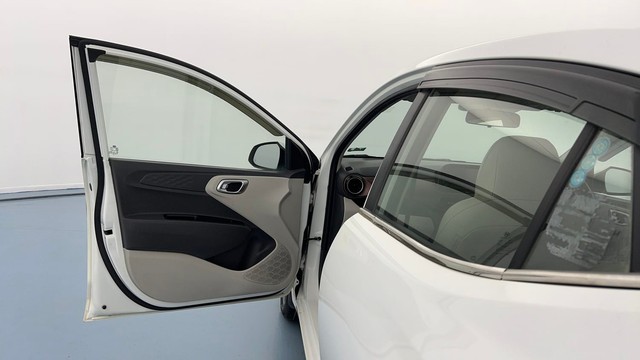 Second-hand 2020 Hyundai Aura SX Plus AMT Diesel for sale in Lucknow-29