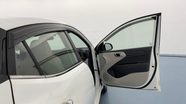 Second-hand 2020 Hyundai Aura SX Plus AMT Diesel for sale in Lucknow-16