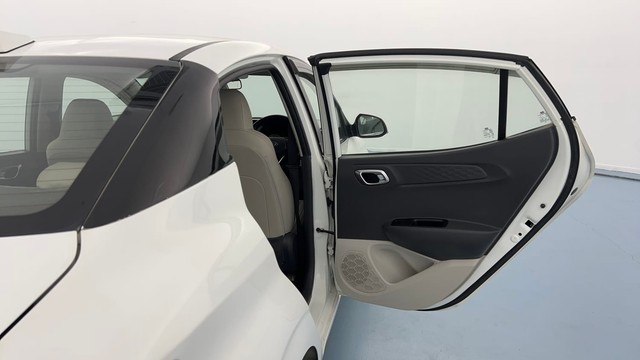 Second-hand 2020 Hyundai Aura SX Plus AMT Diesel for sale in Lucknow-24