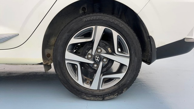 Second-hand 2020 Hyundai Aura SX Plus AMT Diesel for sale in Lucknow-19