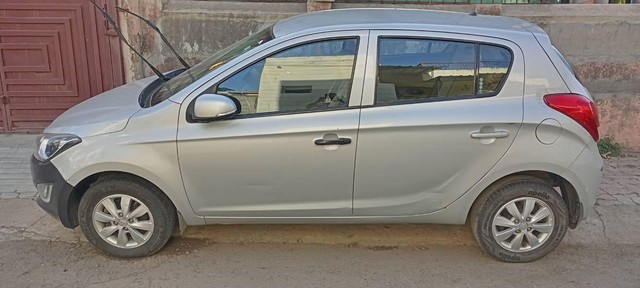 Second-hand 2014 Hyundai i20 Sportz 1.4 CRDi for sale in Rajkot-2