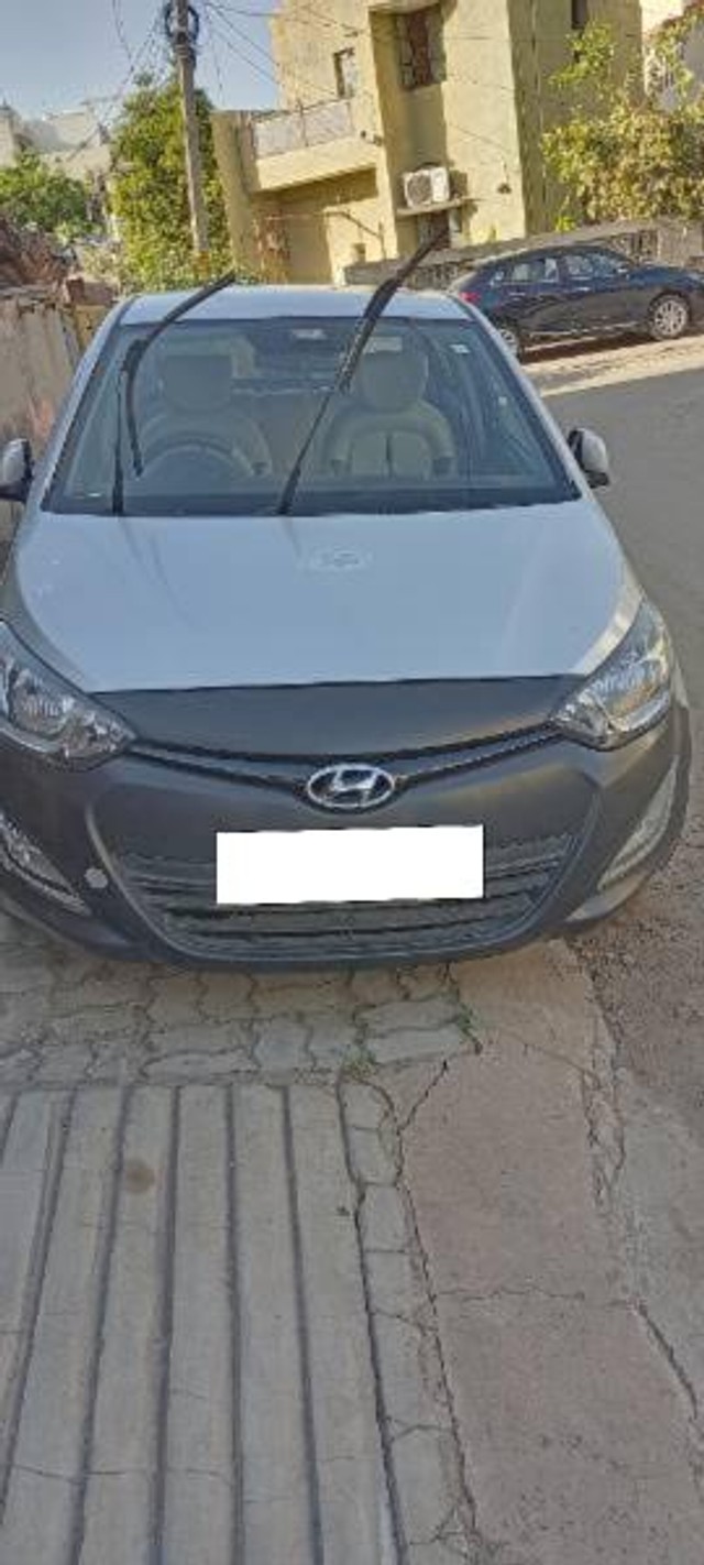 Second-hand 2014 Hyundai i20 Sportz 1.4 CRDi for sale in Rajkot-3