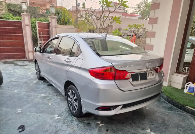 Second-hand 2017 Honda City i-VTEC CVT V for sale in New Delhi-8