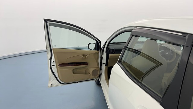 Second-hand 2015 Ford Figo Petrol ZXI for sale in Lucknow-24