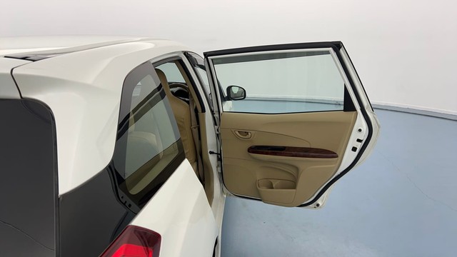 Second-hand 2015 Ford Figo Petrol ZXI for sale in Lucknow-37