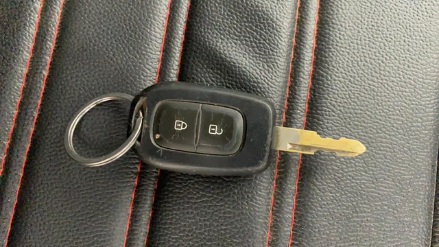 Renault KWID 1.0 RXT Second-hand 2017 Renault KWID 1.0 RXT for sale in Ahmedabad-21