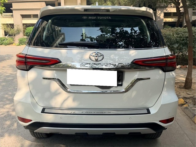 Second-hand 2022 Toyota Fortuner 4X2 AT BSVI for sale in New Delhi-2