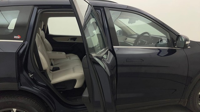 Second-hand 2021 Mahindra XUV700 AX7 7Str AT for sale in Mumbai-31