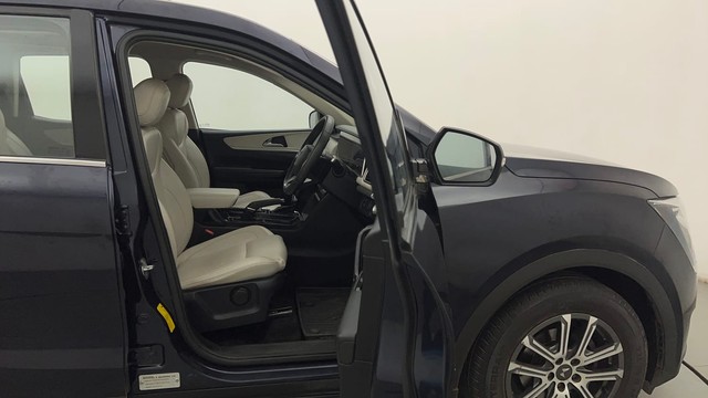 Second-hand 2021 Mahindra XUV700 AX7 7Str AT for sale in Mumbai-15