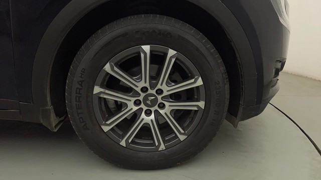 Second-hand 2021 Mahindra XUV700 AX7 7Str AT for sale in Mumbai-17