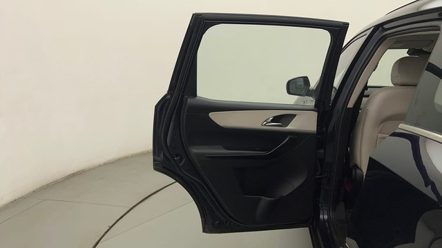 Second-hand 2021 Mahindra XUV700 AX7 7Str AT for sale in Mumbai-35