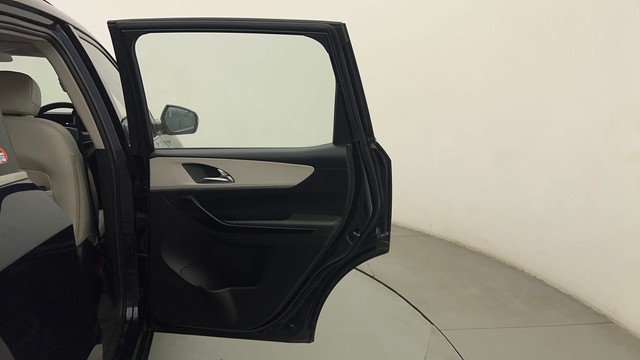 Second-hand 2021 Mahindra XUV700 AX7 7Str AT for sale in Mumbai-37