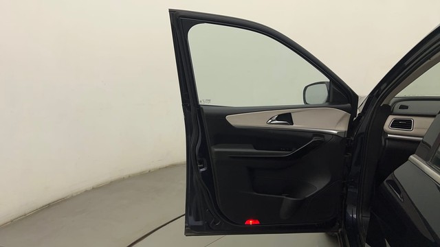 Second-hand 2021 Mahindra XUV700 AX7 7Str AT for sale in Mumbai-39