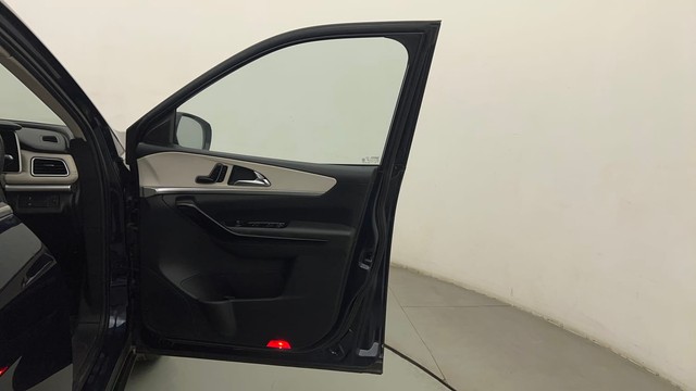 Second-hand 2021 Mahindra XUV700 AX7 7Str AT for sale in Mumbai-16