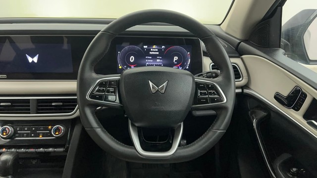 Second-hand 2021 Mahindra XUV700 AX7 7Str AT for sale in Mumbai-34