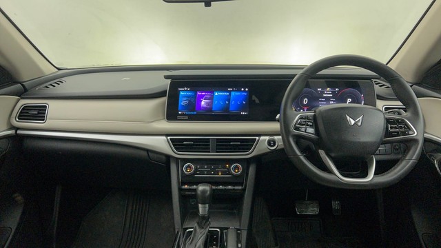 Second-hand 2021 Mahindra XUV700 AX7 7Str AT for sale in Mumbai-11