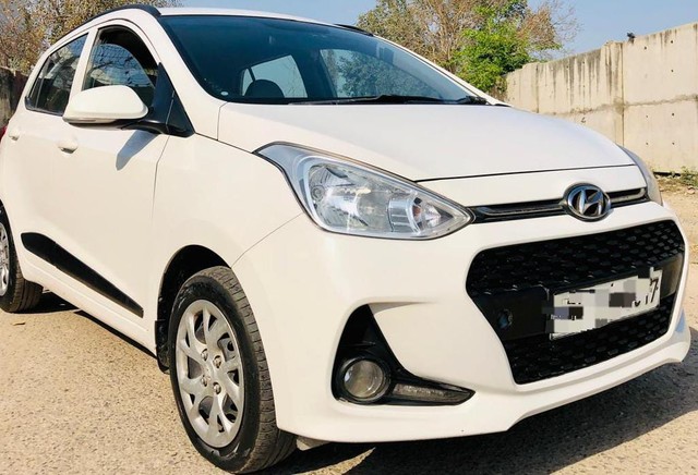 Second-hand 2017 Hyundai i10 Sportz 1.1L for sale in New Delhi-0