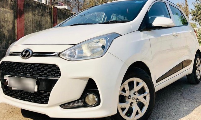 Second-hand 2017 Hyundai i10 Sportz 1.1L for sale in New Delhi-7