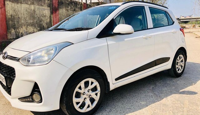Second-hand 2017 Hyundai i10 Sportz 1.1L for sale in New Delhi-6