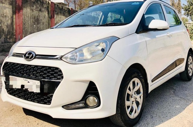 Second-hand 2017 Hyundai i10 Sportz 1.1L for sale in New Delhi-1