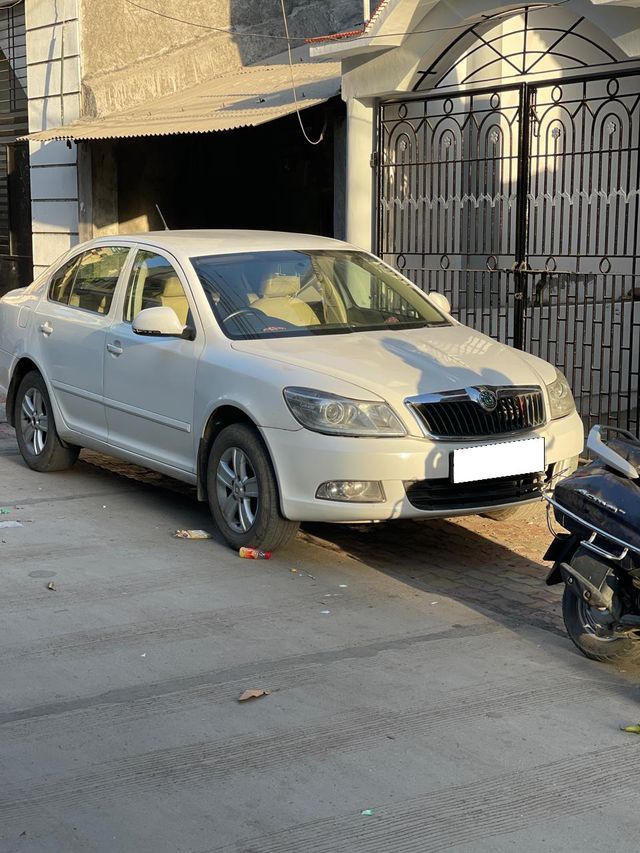 Skoda Laura Ambiente 2.0 TDI CR AT Second-hand 2011 Skoda Laura Ambiente 2.0 TDI CR AT for sale in Surat