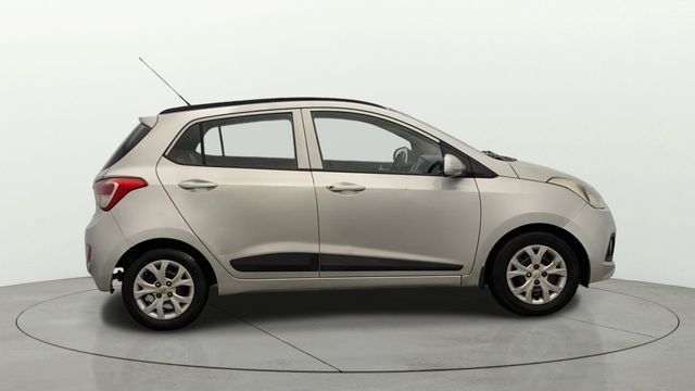 Second-hand 2015 Hyundai Grand i10 Sportz for sale in Lucknow