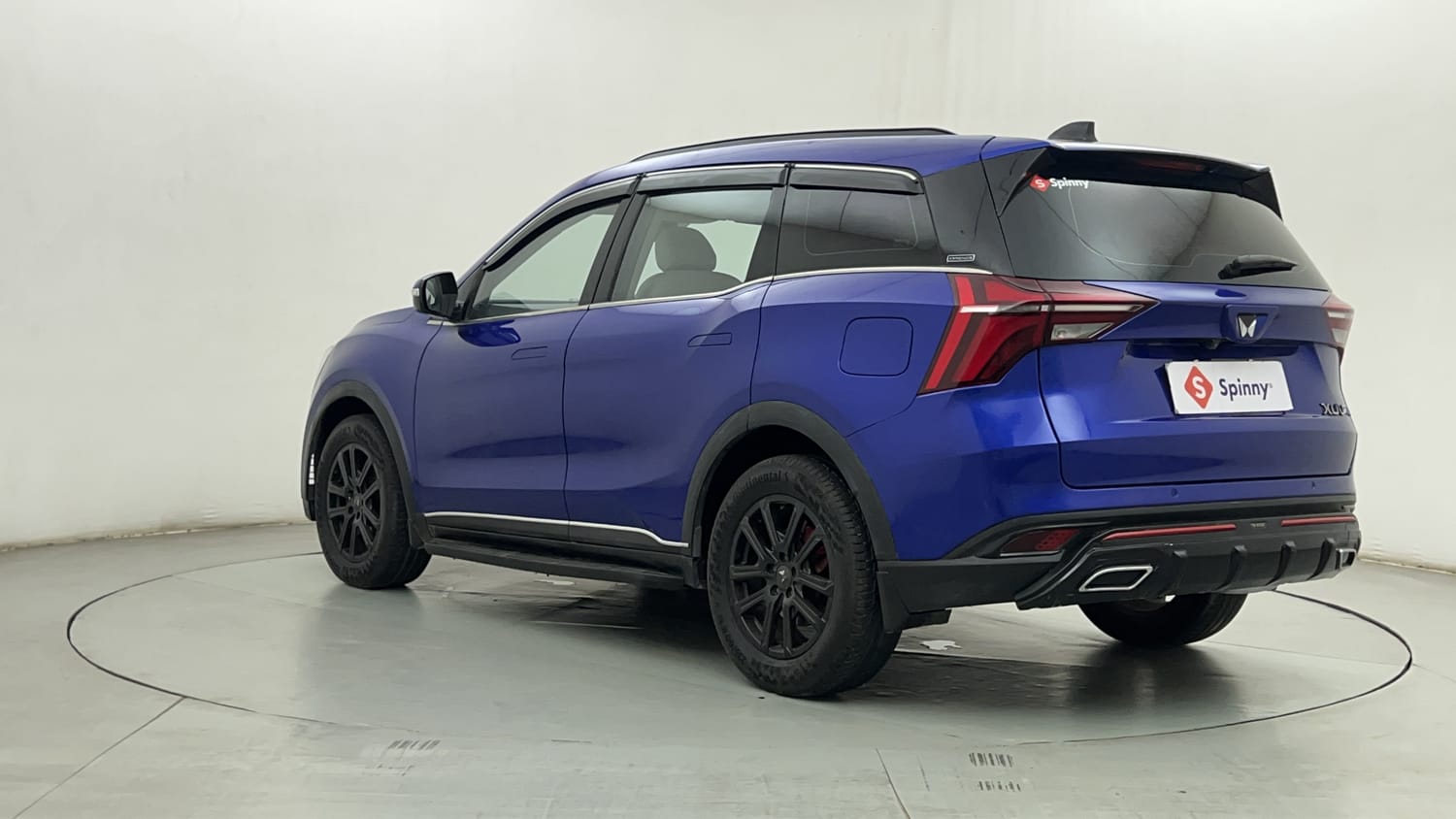 Buy Used Mahindra XUV700 AX7 7Str AT of 2023 model @ 16,36,903 INR in ...