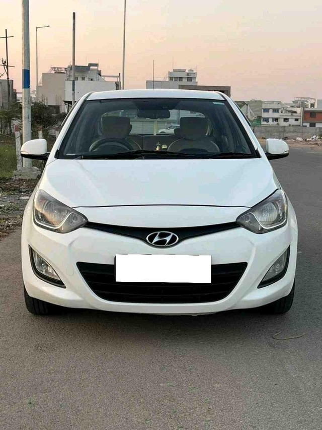 Second-hand 2013 Hyundai i20 Sportz 1.4 CRDi for sale in Surat-0