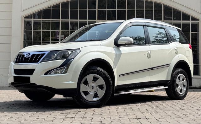 Mahindra XUV500 W6 2WD Second-hand 2017 Mahindra XUV500 W6 2WD for sale in Surat