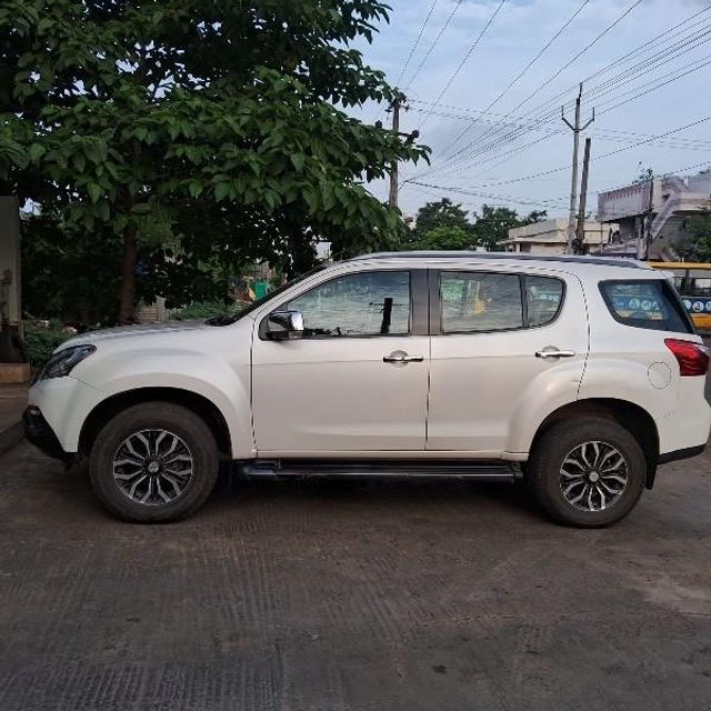 Isuzu MU-X 4X2 Second-hand 2017 Isuzu MU-X 4X2 for sale in East Godavari