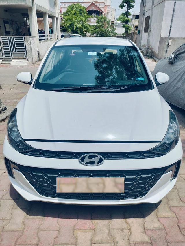 Hyundai Aura SX CNG Second-hand 2024 Hyundai Aura SX CNG for sale in Ahmedabad